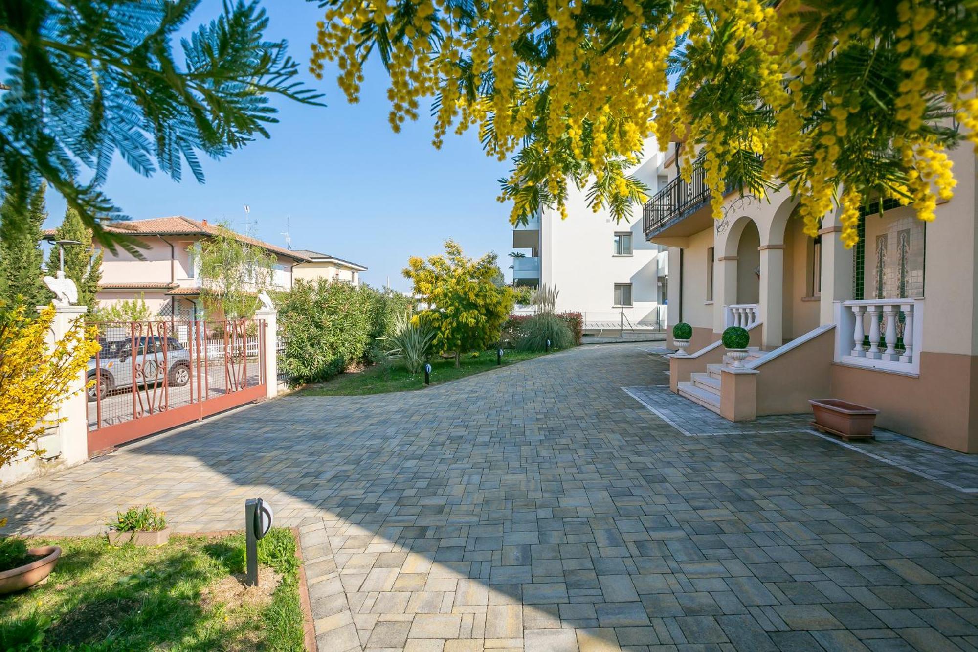 Villa Mimosa - Appartamento 2 - Happy Rentals Desenzano del Garda Exteriör bild
